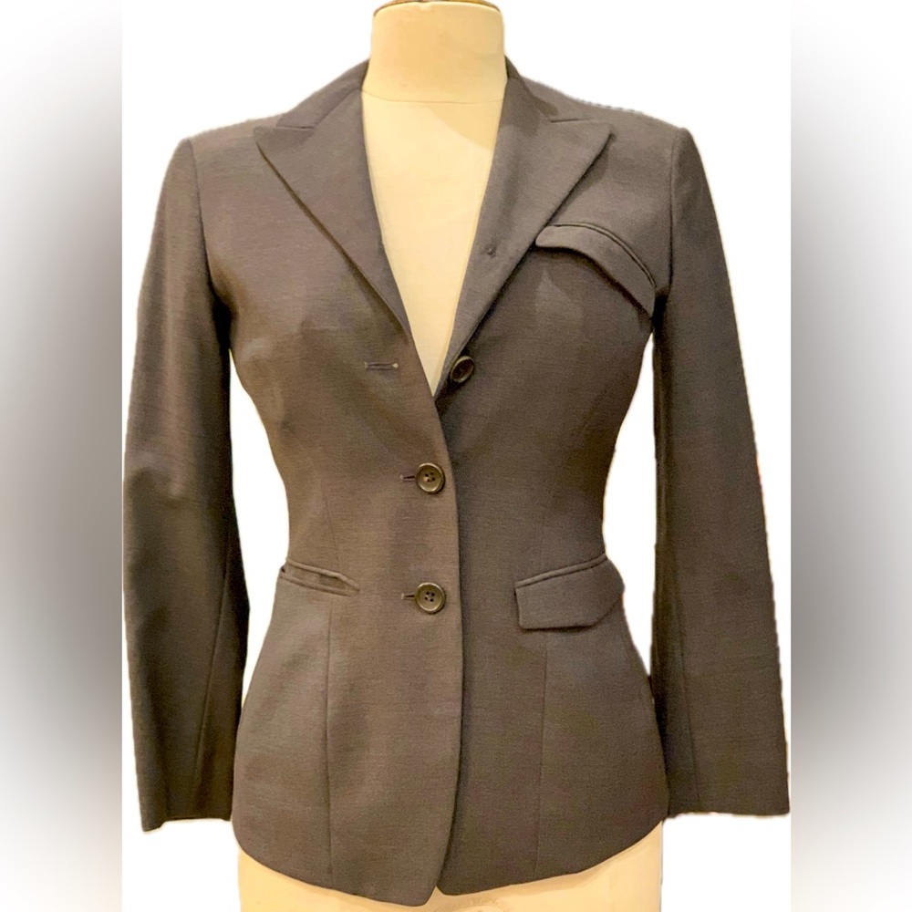 Jil Sander; exquisitely tailored jacket with an elegant fit. Size 34/2 Germany.